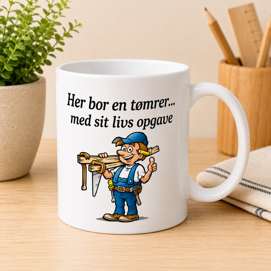 GAVEHUSET|HER BOR EN|TØMRER